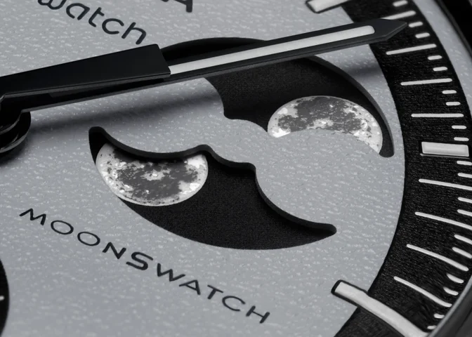 OMEGA × Swatch MoonSwatch の新作 “MISSION TO EARTHPHASE” が登場