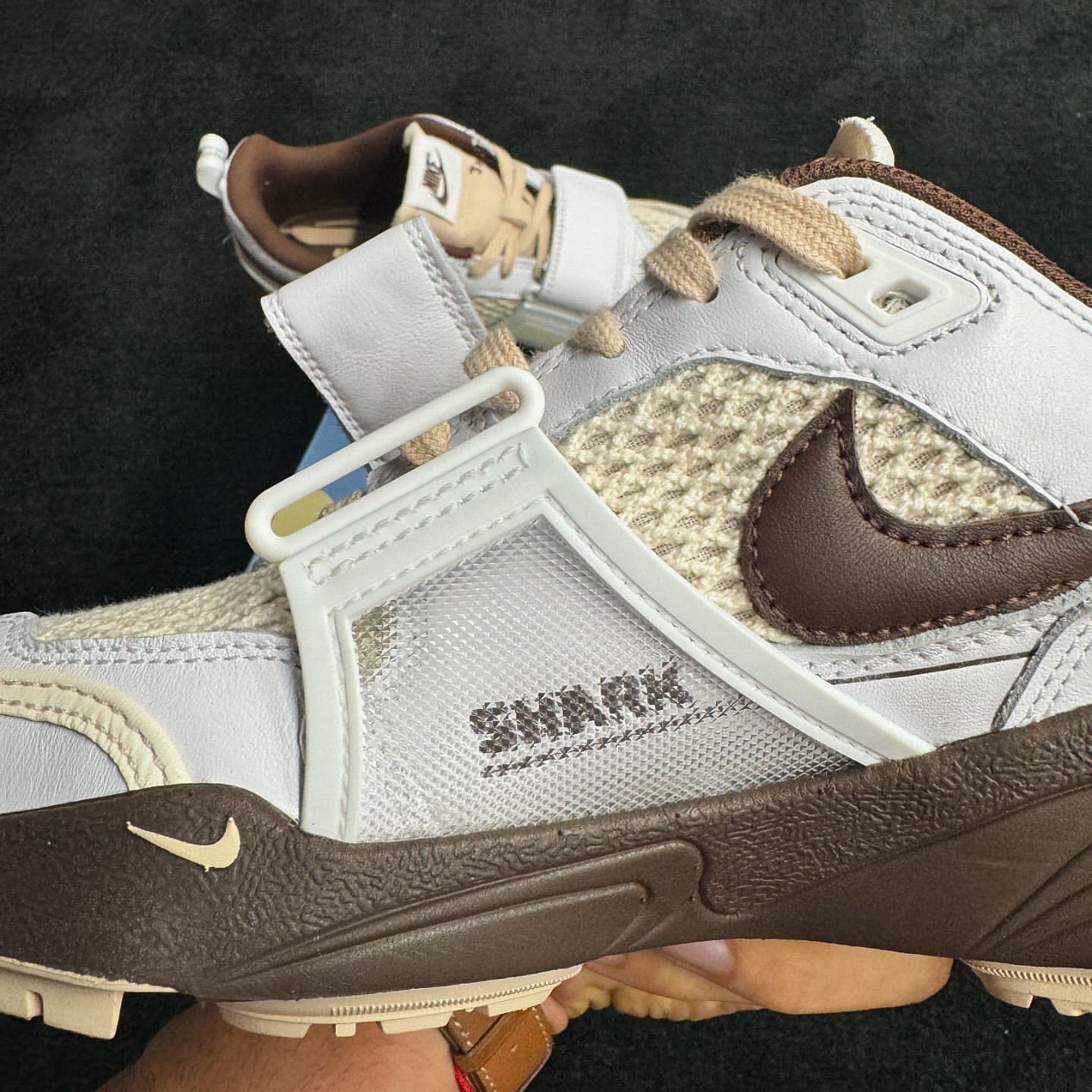 Travis Scott × NIKE ZOOM FIELD JAXX の年内発売カラーが公開