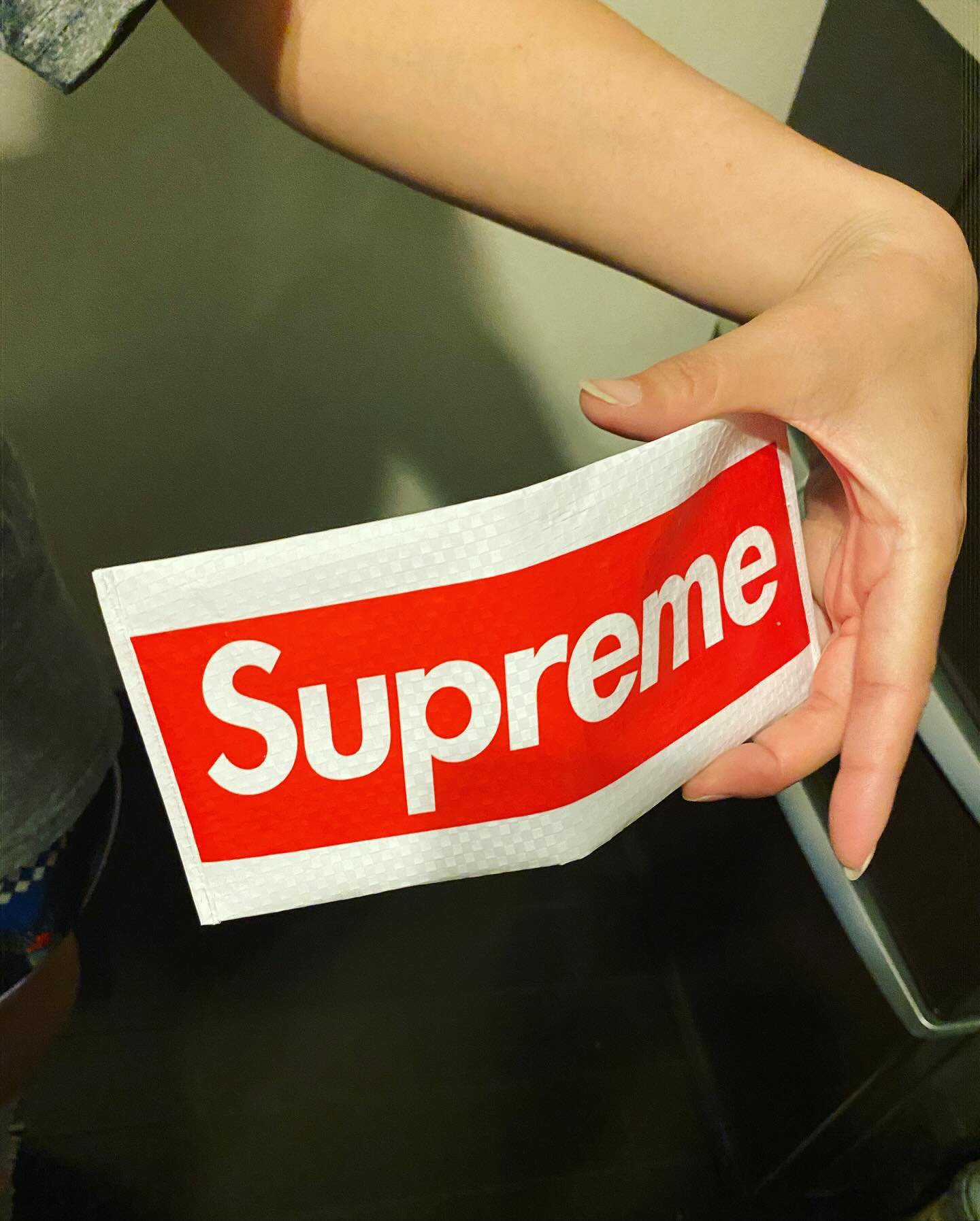 Supreme のショップ袋で財布を制作した強者が現る