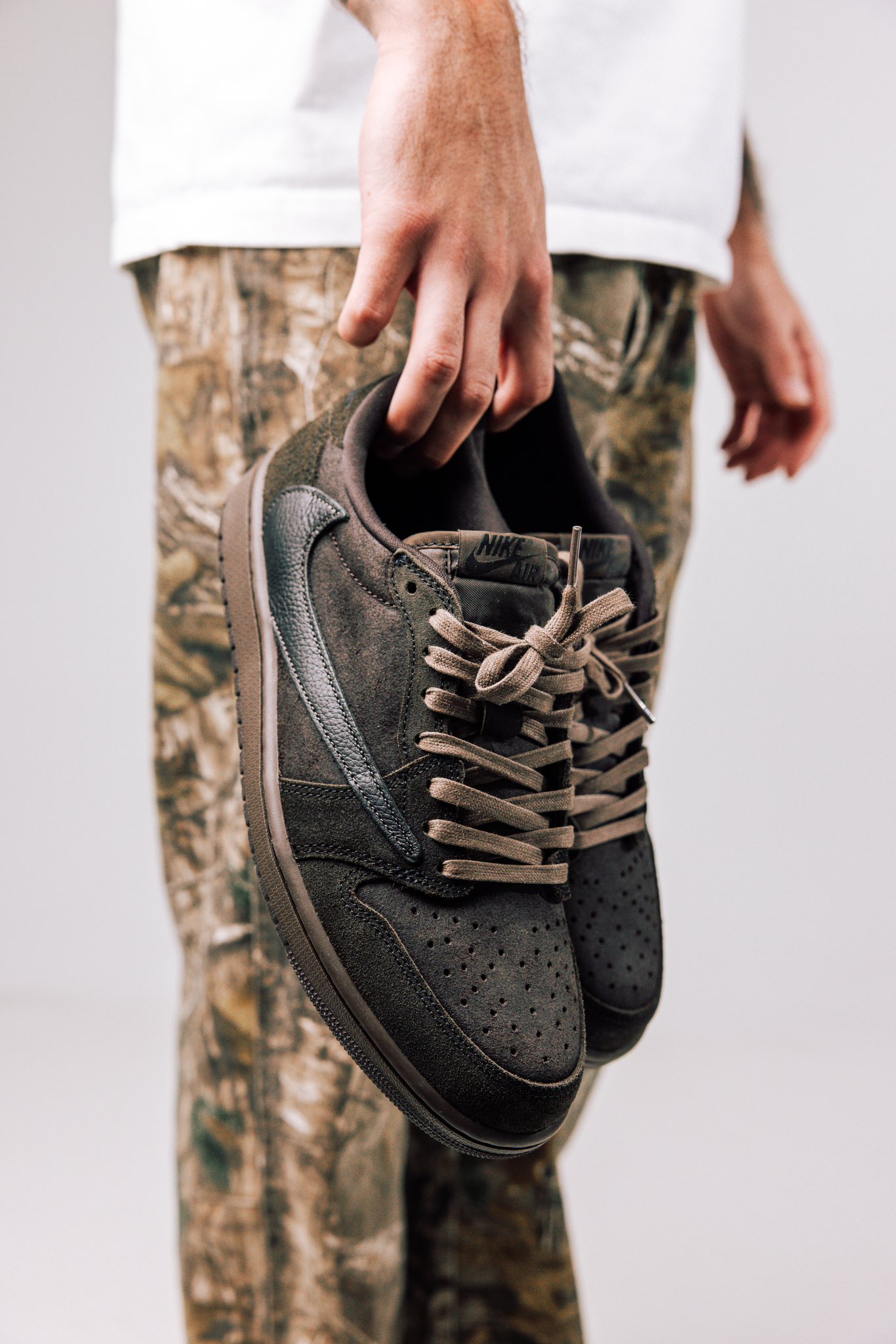 Travis Scott × NIKE AIR JORDAN 1 LOW “Velvet Brown” のディテール画像が公開