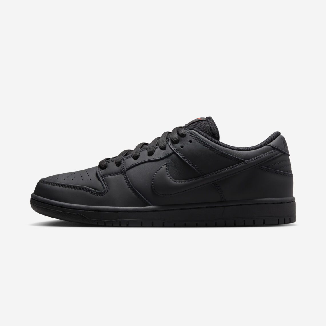 NIKE SB DUNK LOW “Triple Black” のオフィシャル画像が公開