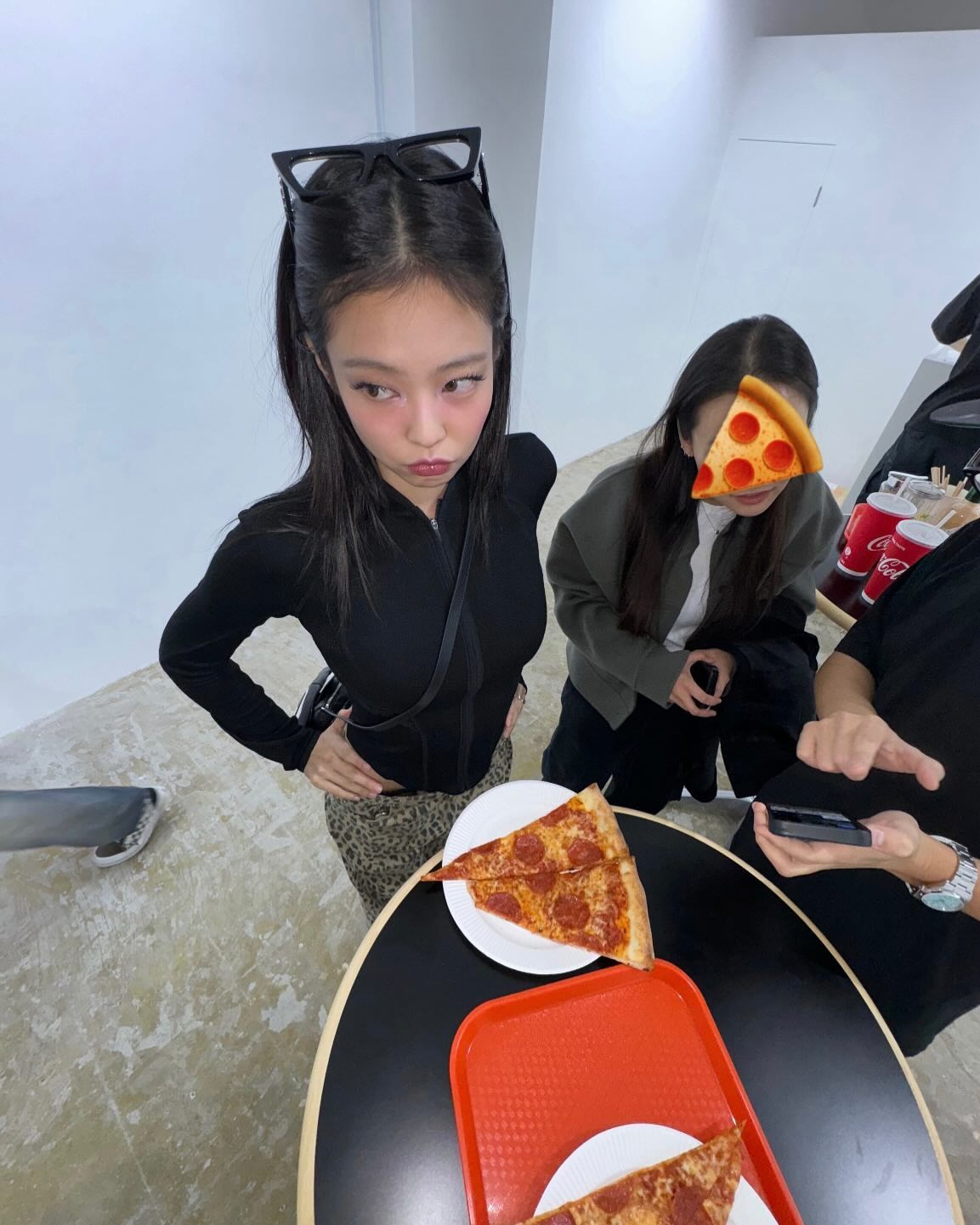 BLACKPINK JENNIE が VERDY による大阪のピザショップ Henry's PIZZA に来店