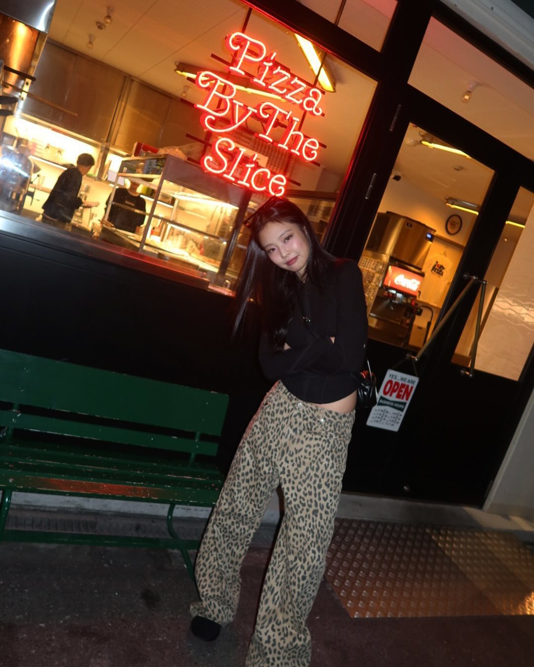 BLACKPINK JENNIE が VERDY による大阪のピザショップ Henry's PIZZA に来店