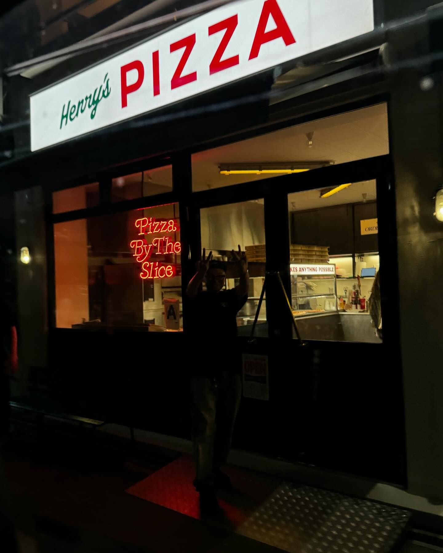 BLACKPINK JENNIE が VERDY による大阪のピザショップ Henry's PIZZA に来店