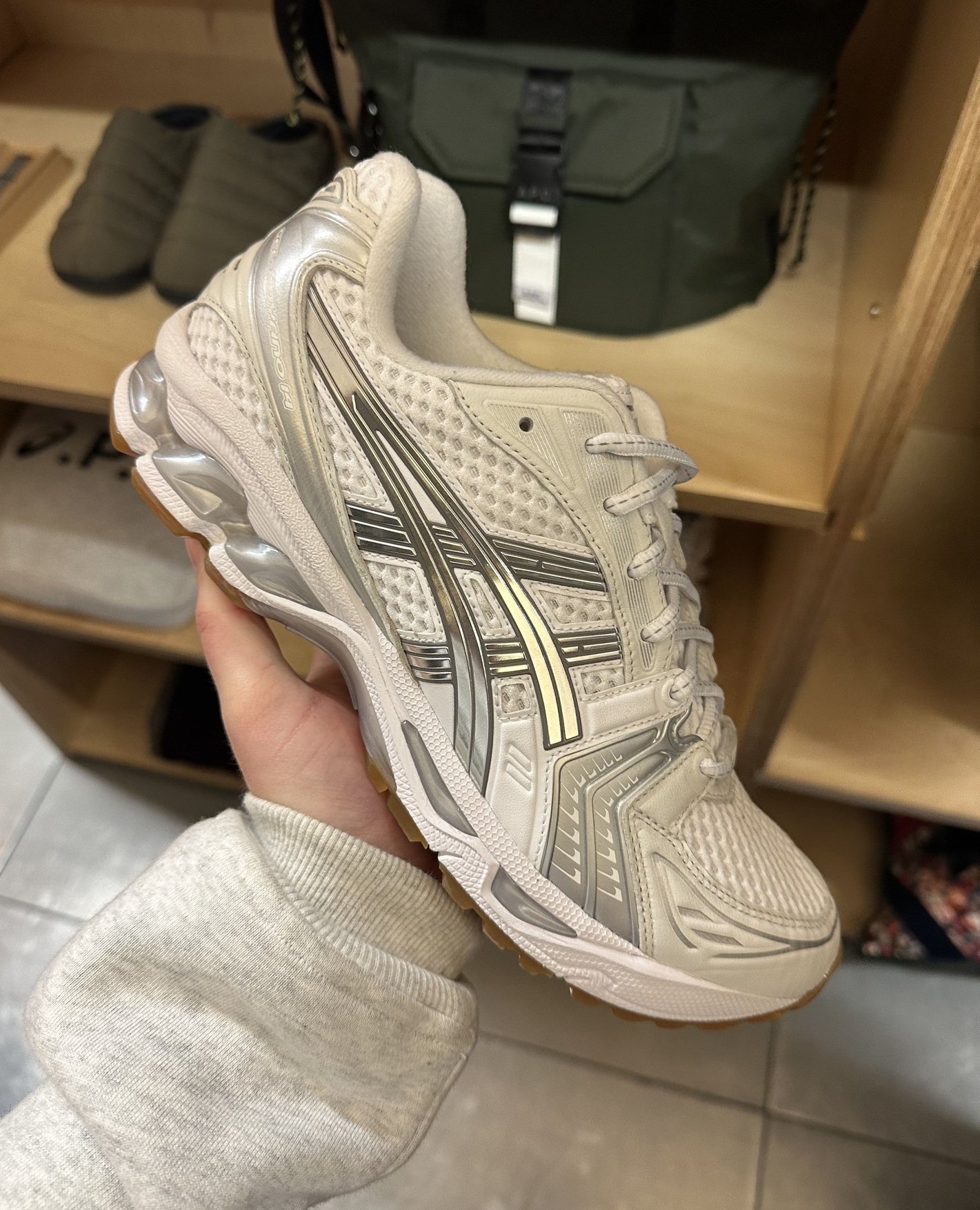 A.P.C. × ASICS の新作コラボスニーカーが公開