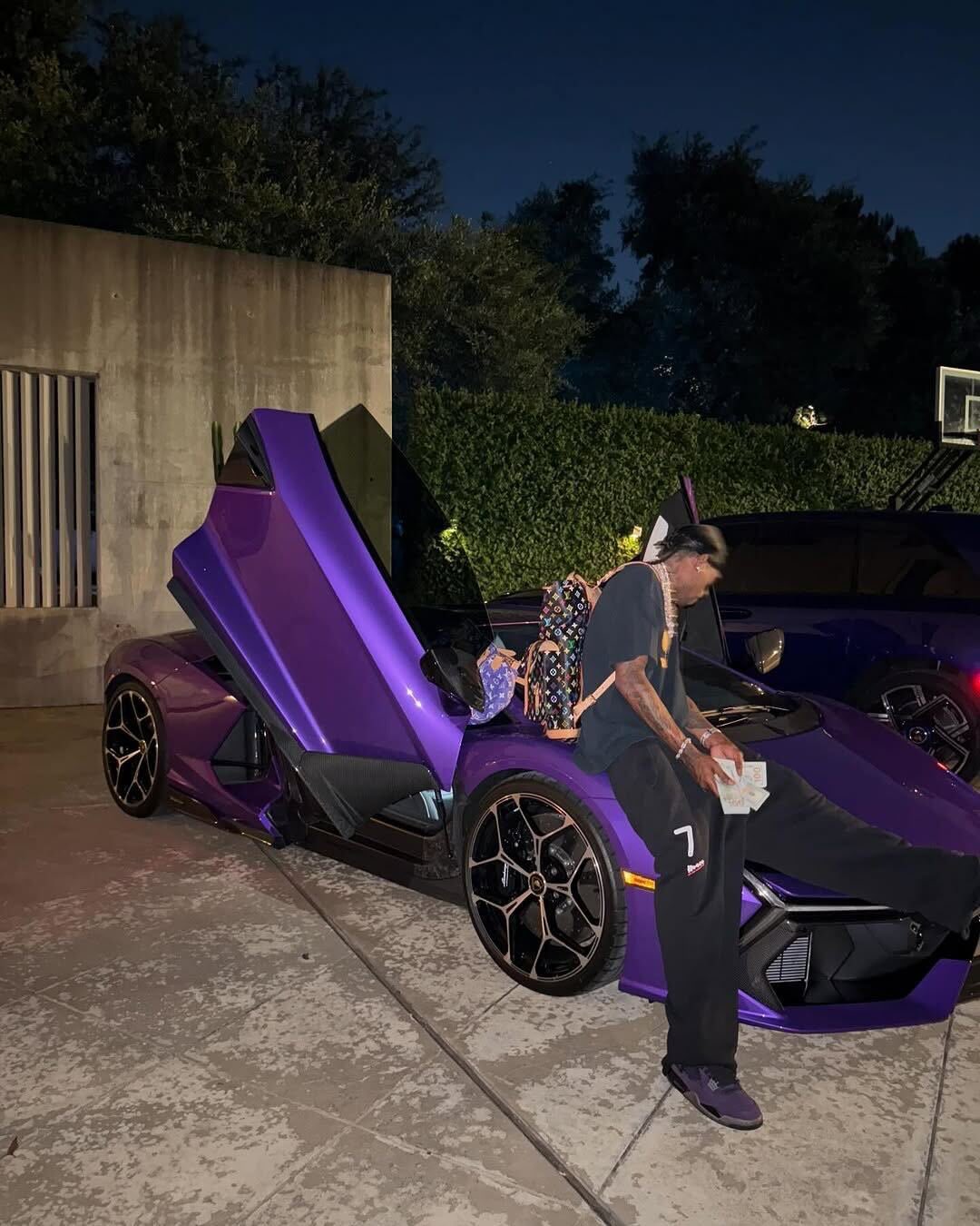 Travis Scott が 紫のランボルギーニと共に Travis Scott × NIKE AIR JORDAN 4 “Purple” を着用
