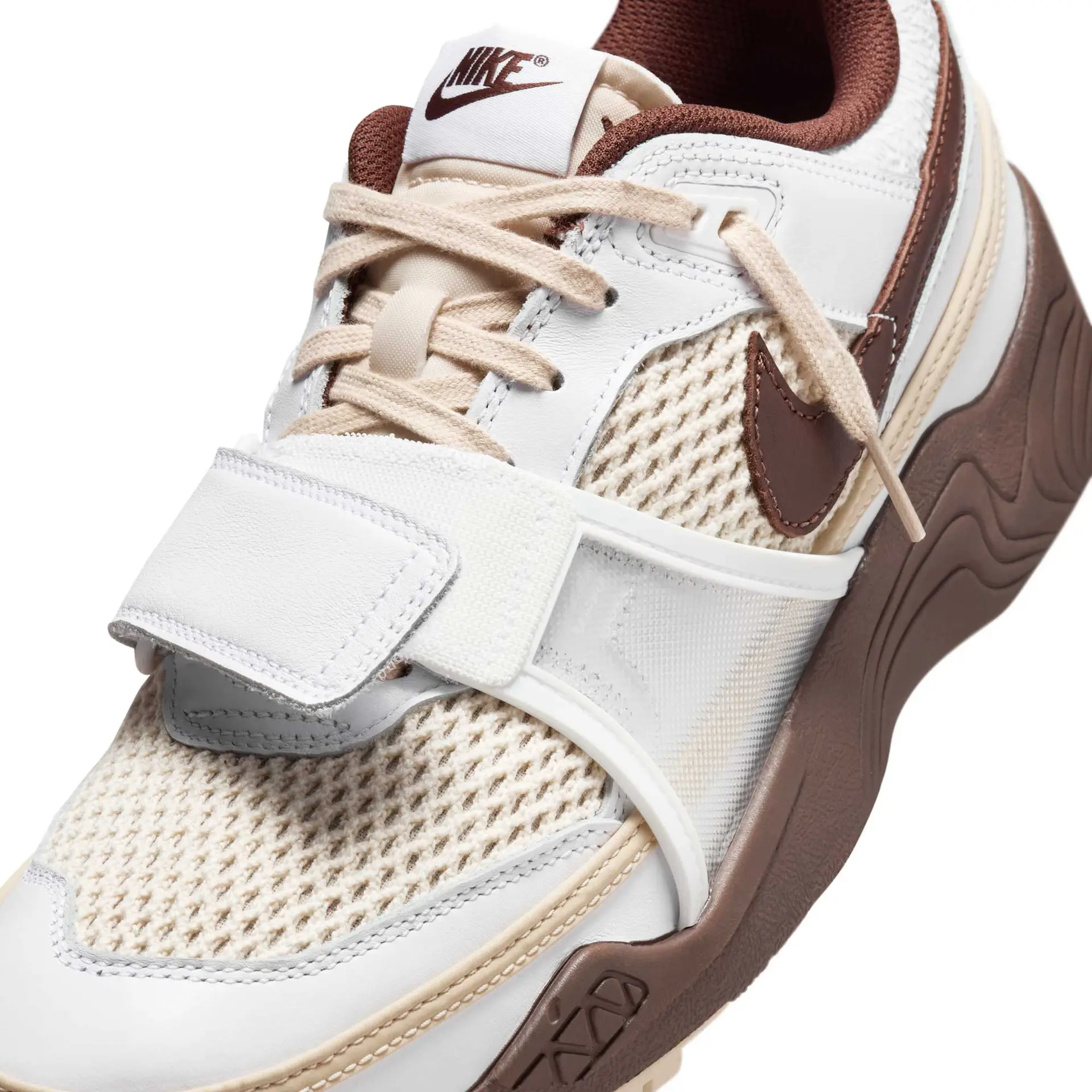 Travis Scott × NIKE ZOOM FIELD JAXX "Light Chocolate" のオフィシャル画像が公開