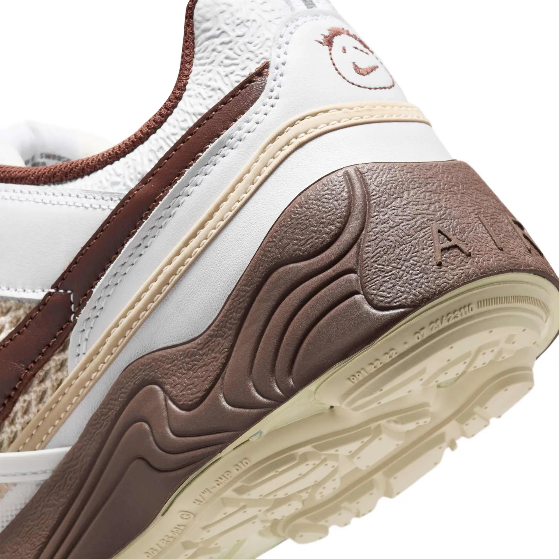 Travis Scott × NIKE ZOOM FIELD JAXX "Light Chocolate" のオフィシャル画像が公開