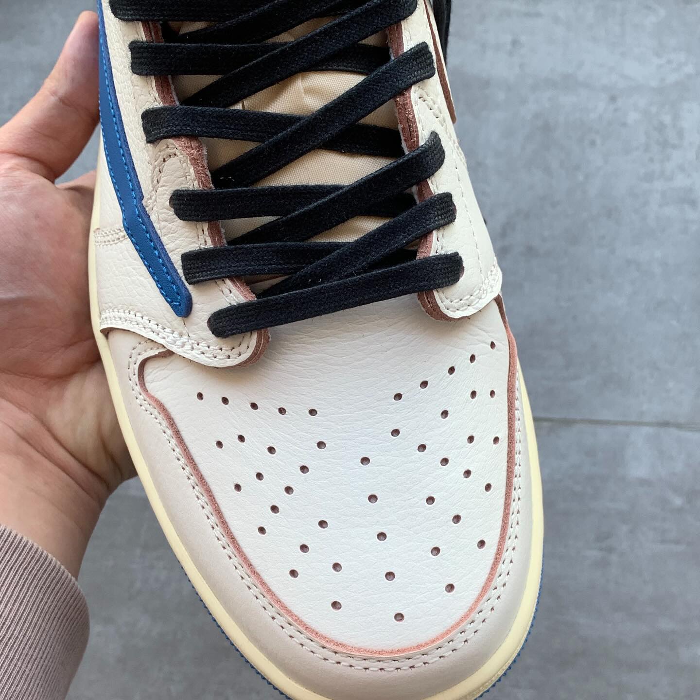 Travis Scott × fragment design × NIKE AIR JORDAN 1 LOW のディテール画像が公開