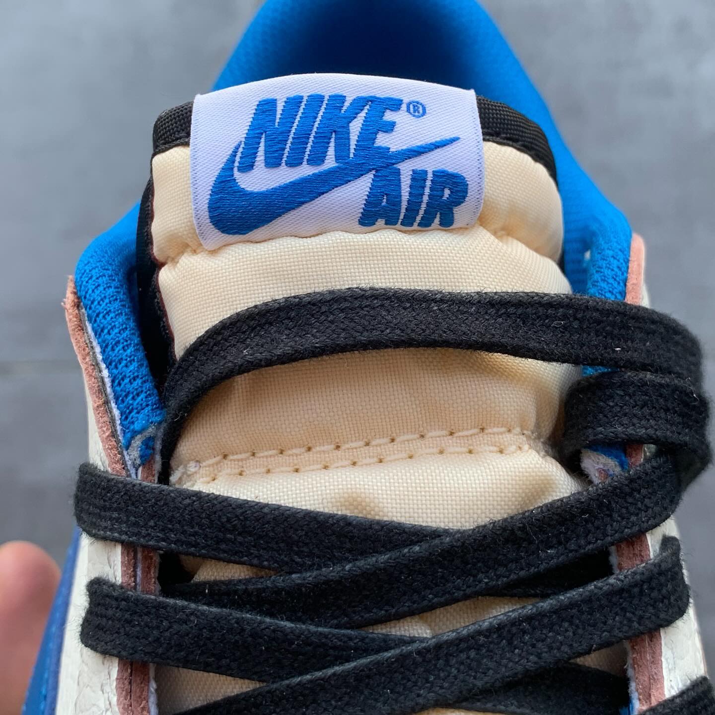 Travis Scott × fragment design × NIKE AIR JORDAN 1 LOW のディテール画像が公開