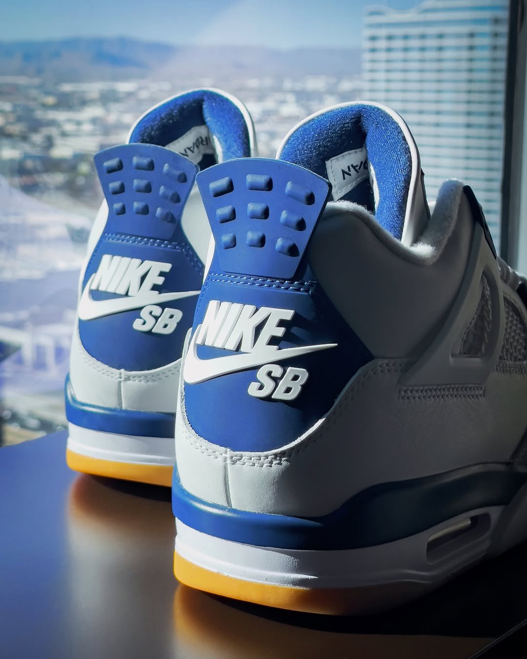 NIKE SB × AIR JORDAN 4 “White/Navy” の発売時期が公開