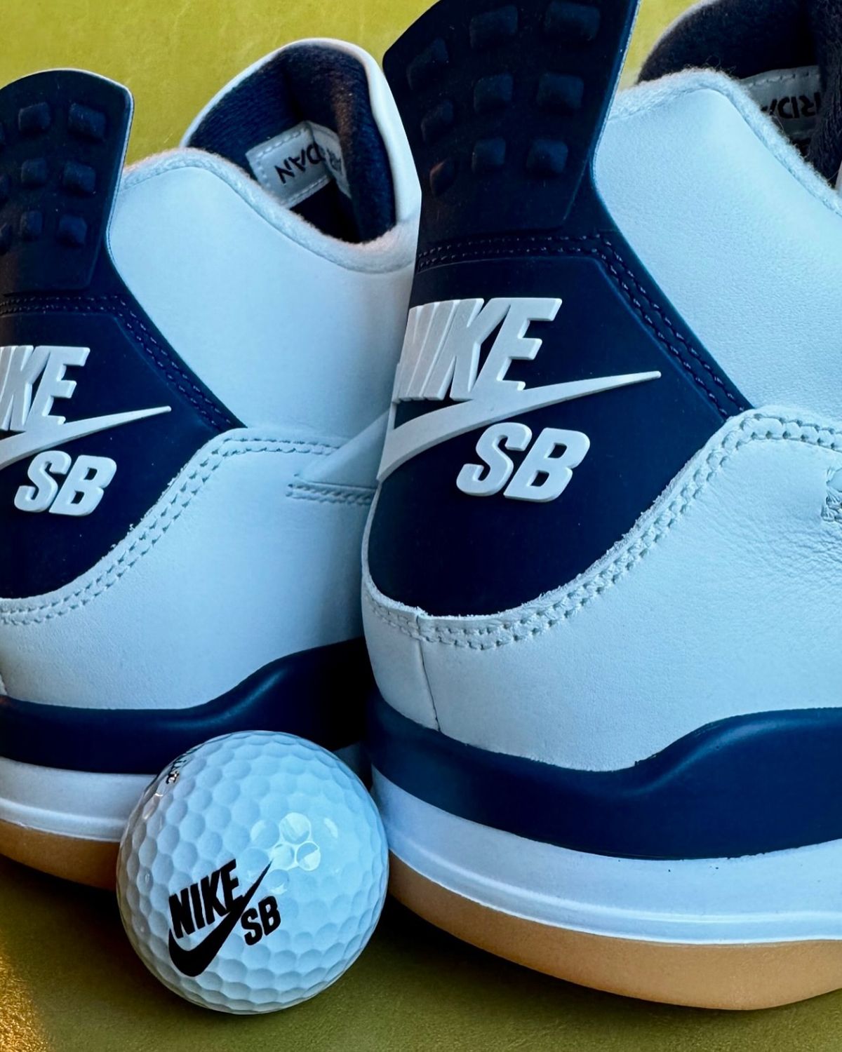 NIKE SB × AIR JORDAN 4 “White/Navy” の発売時期が公開