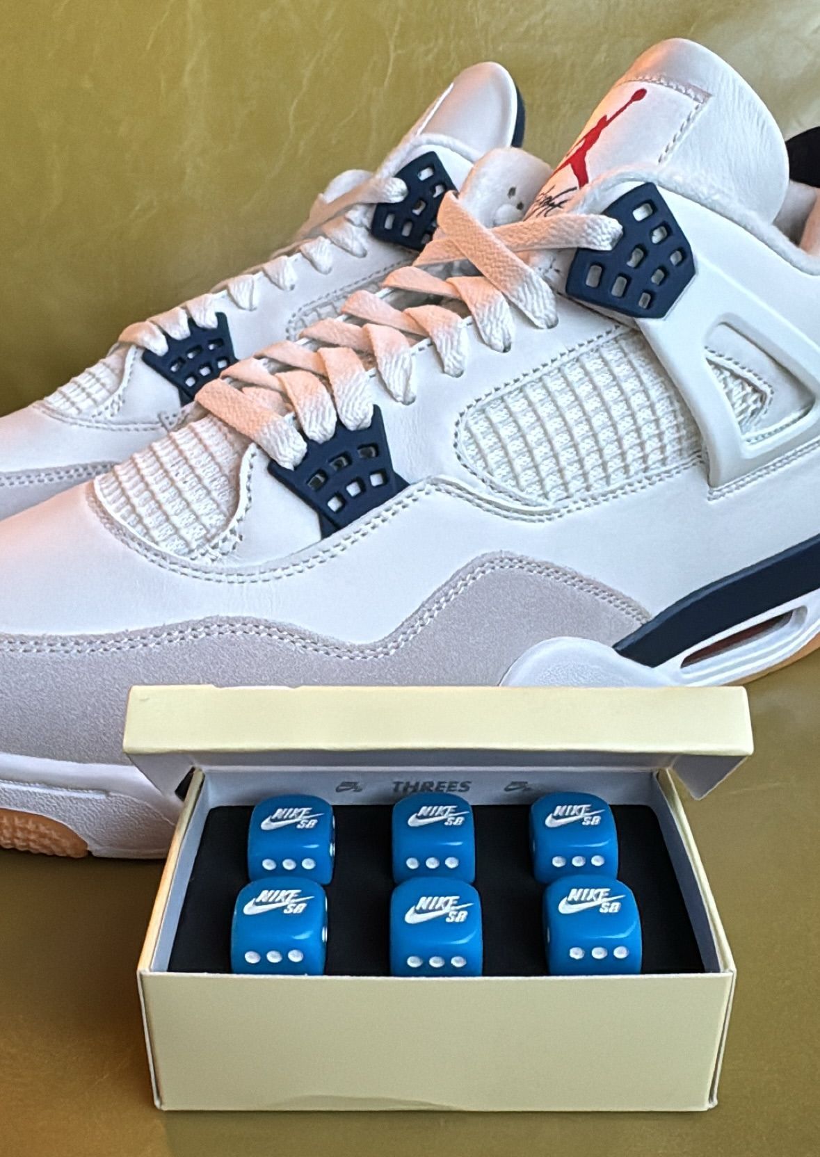 NIKE SB × AIR JORDAN 4 “White/Navy” の発売時期が公開