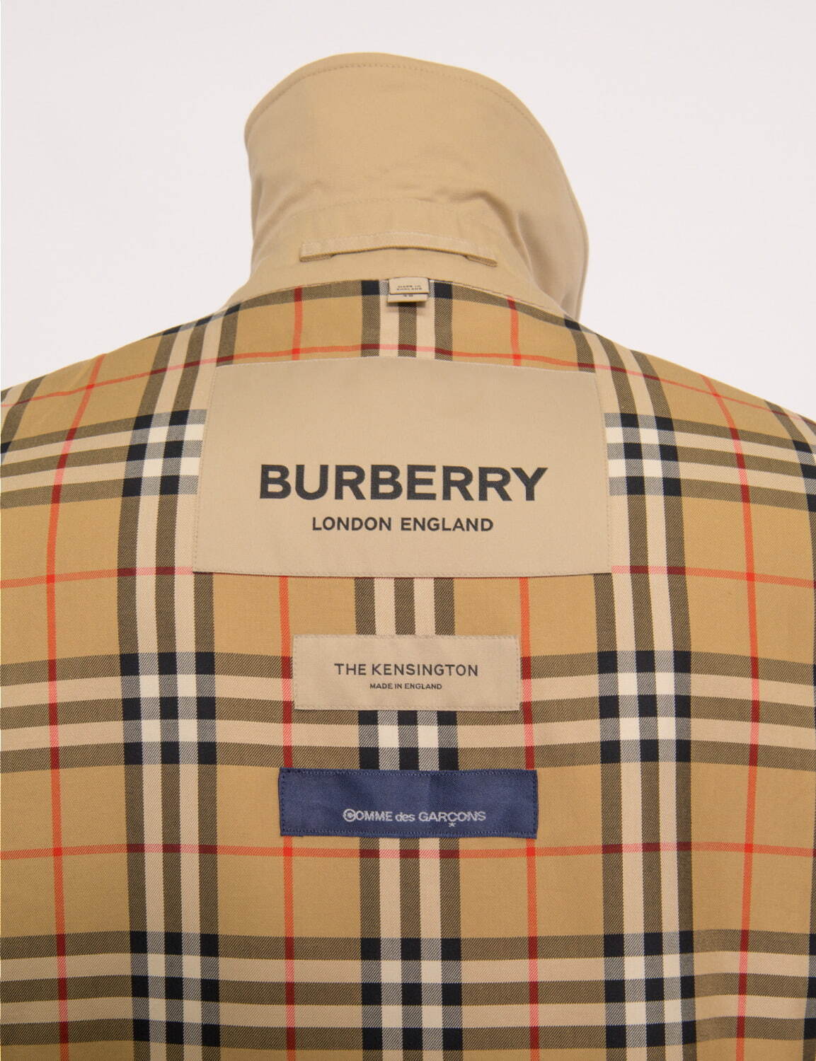 COMME des GARÇONS が Burberry のカスタマイズトレンチ第2弾を発売