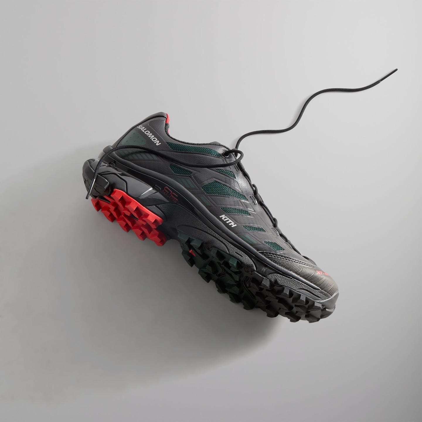 KITH × SALOMON の "Kithmas" コレクションが登場