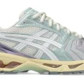 ASICS GEL-KAYANO 14 “Cream/Dusk Violet” の20%OFF セールが開催