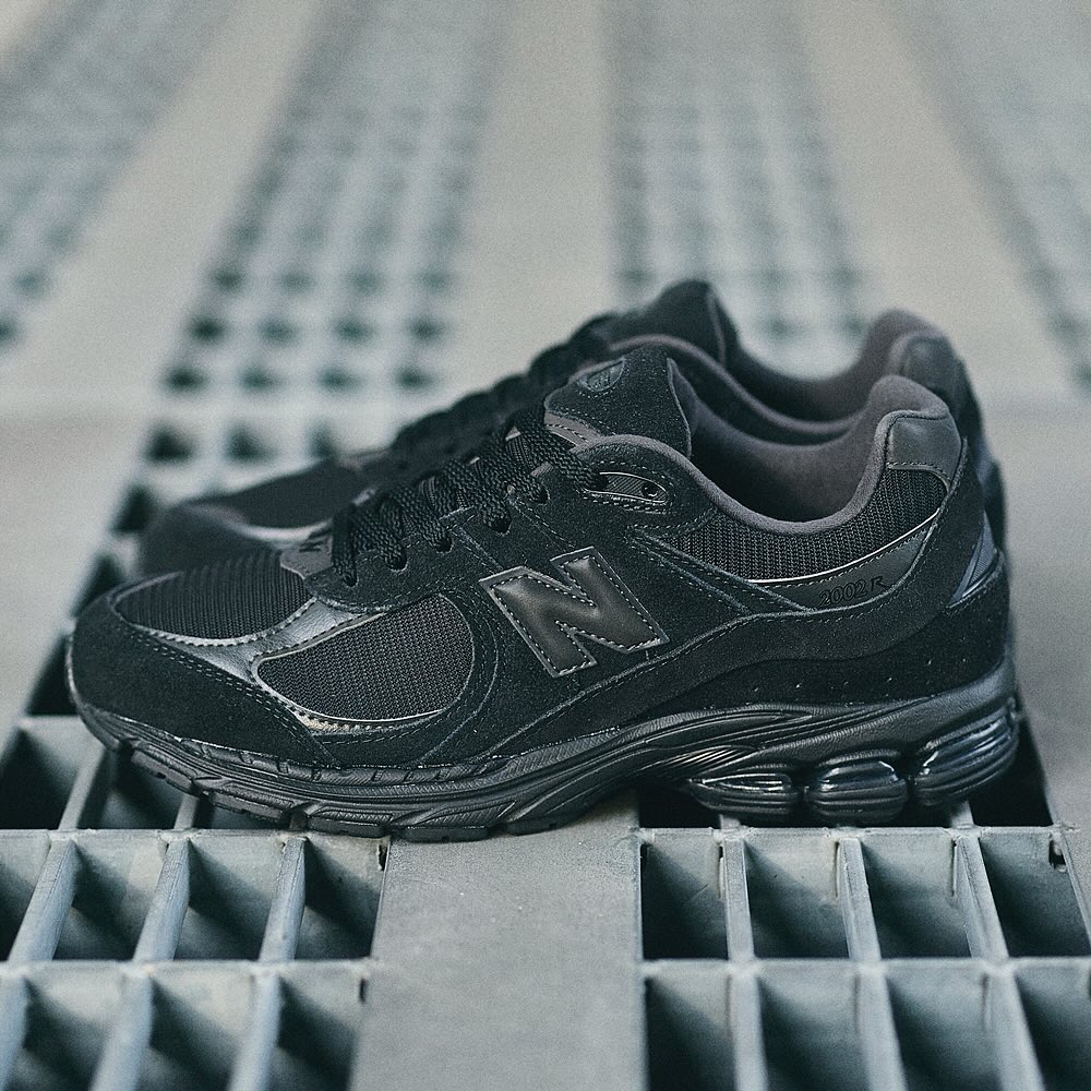 New Balance 2002R “Triple Black” が登場