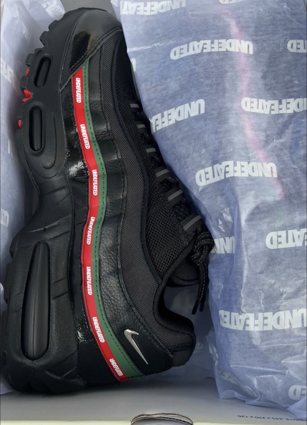 UNDEFEATED × NIKE AIR MAX 95 "Black/Gorge Green/Sport Red" のファーストルックが公開