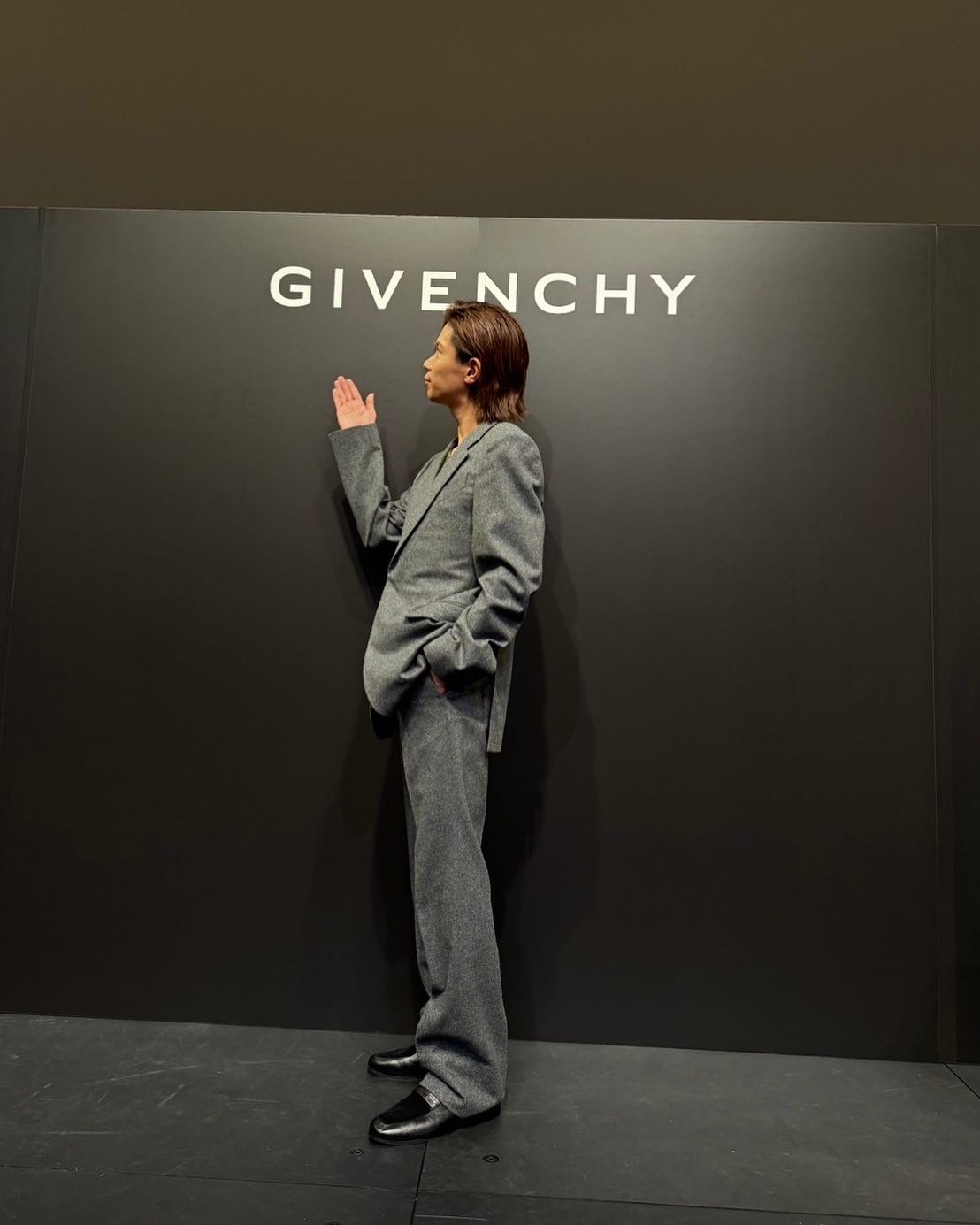 Number_i 神宮寺勇太 が GIVENCHY のセットアップを着用