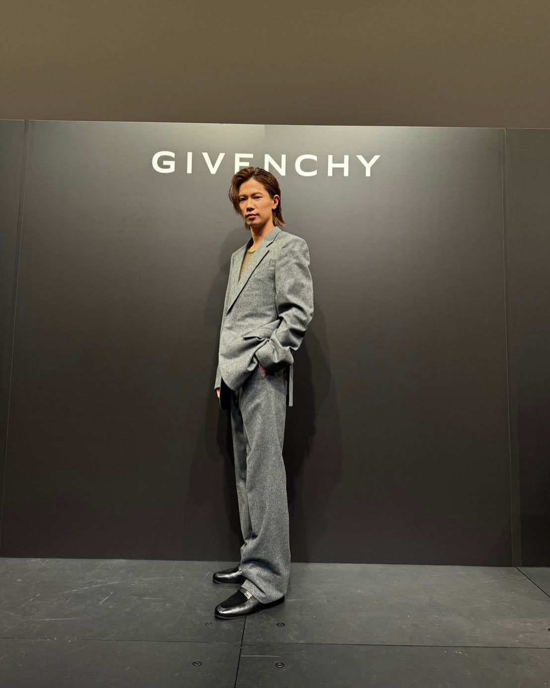 Number_i 神宮寺勇太 が GIVENCHY のセットアップを着用