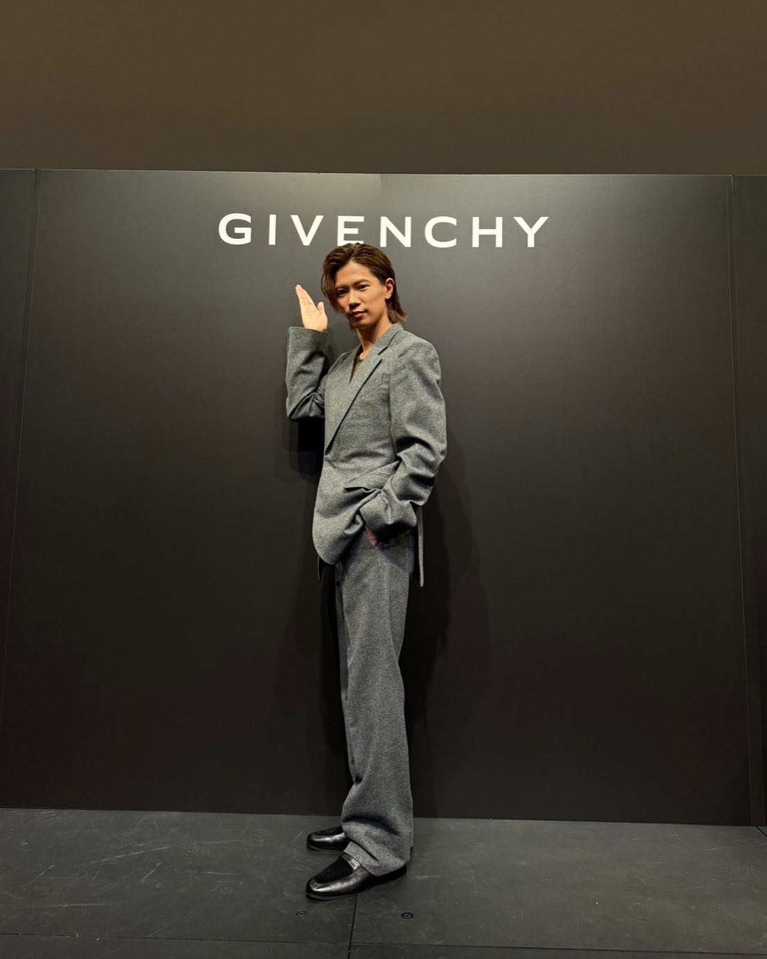 Number_i 神宮寺勇太 が GIVENCHY のセットアップを着用