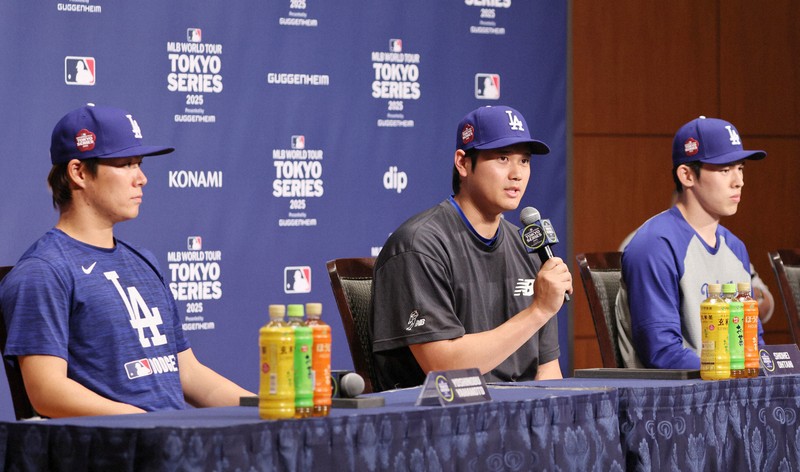 MLB 開幕シリーズの記者会見にて 大谷翔平 らドジャースの面々が New era® の MLB TOKYO SERIES FITTED CAP を着用