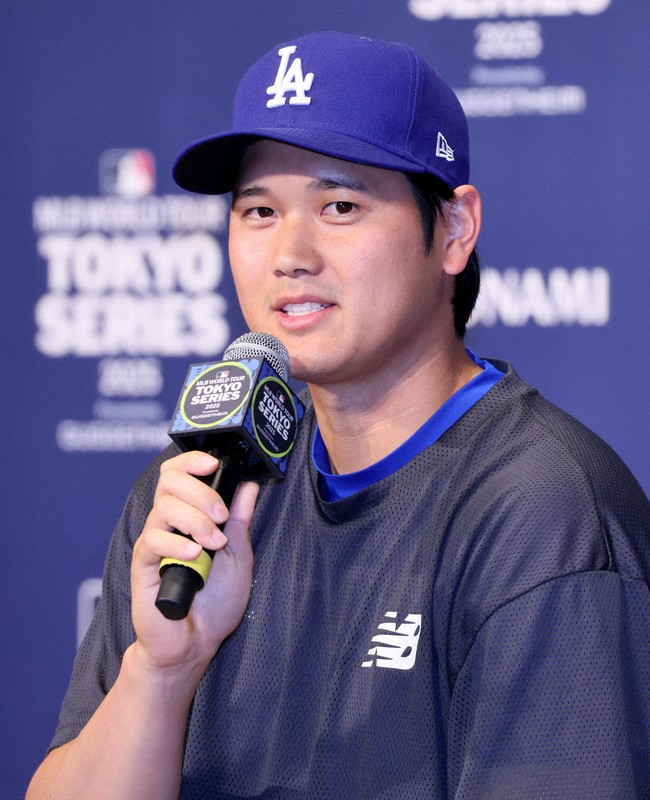 MLB 開幕シリーズの記者会見にて 大谷翔平 らドジャースの面々が New era® の MLB TOKYO SERIES FITTED CAP を着用