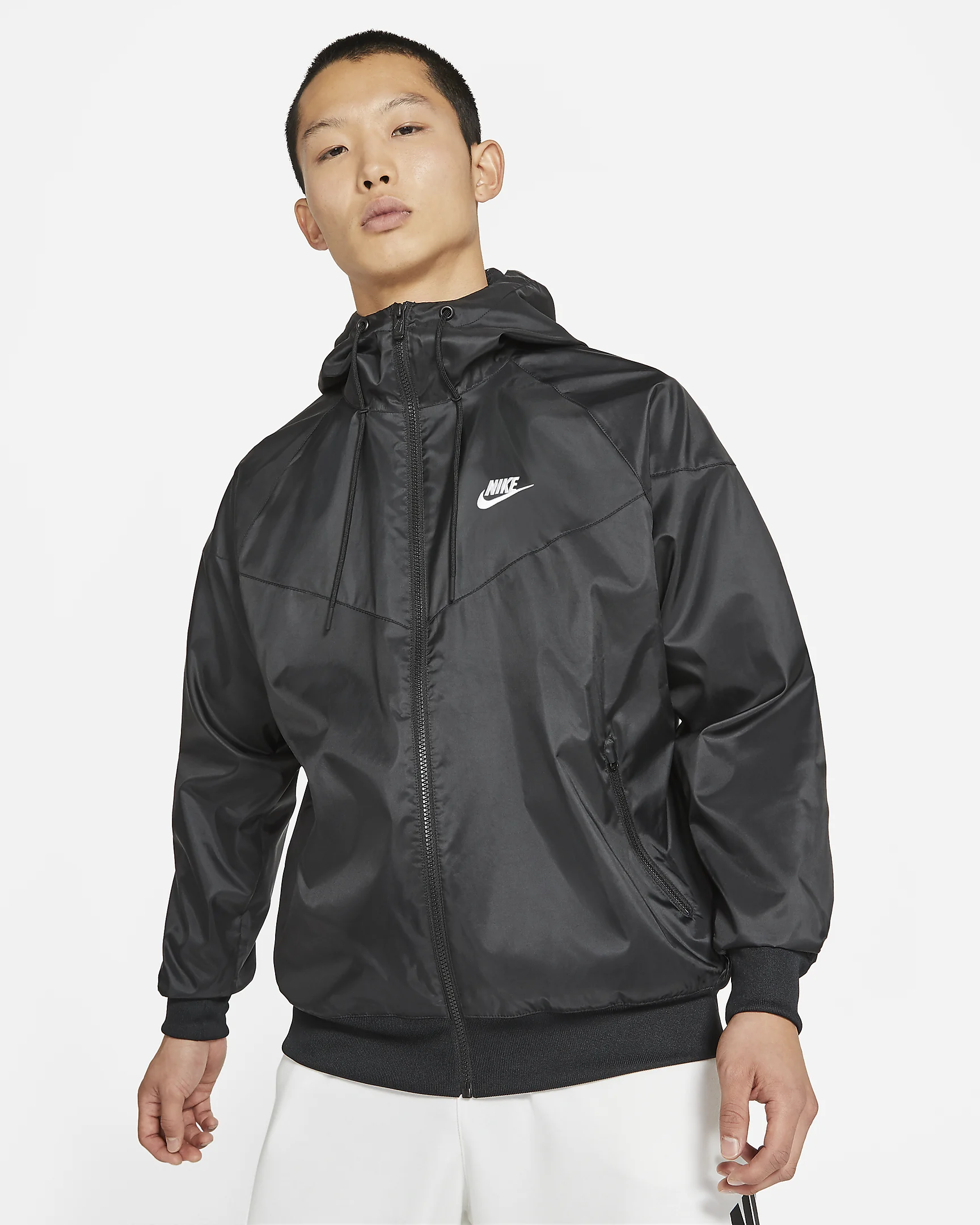 NIKE のフーデッドジャケット Sportswear Windrunner が特別プライスで発売