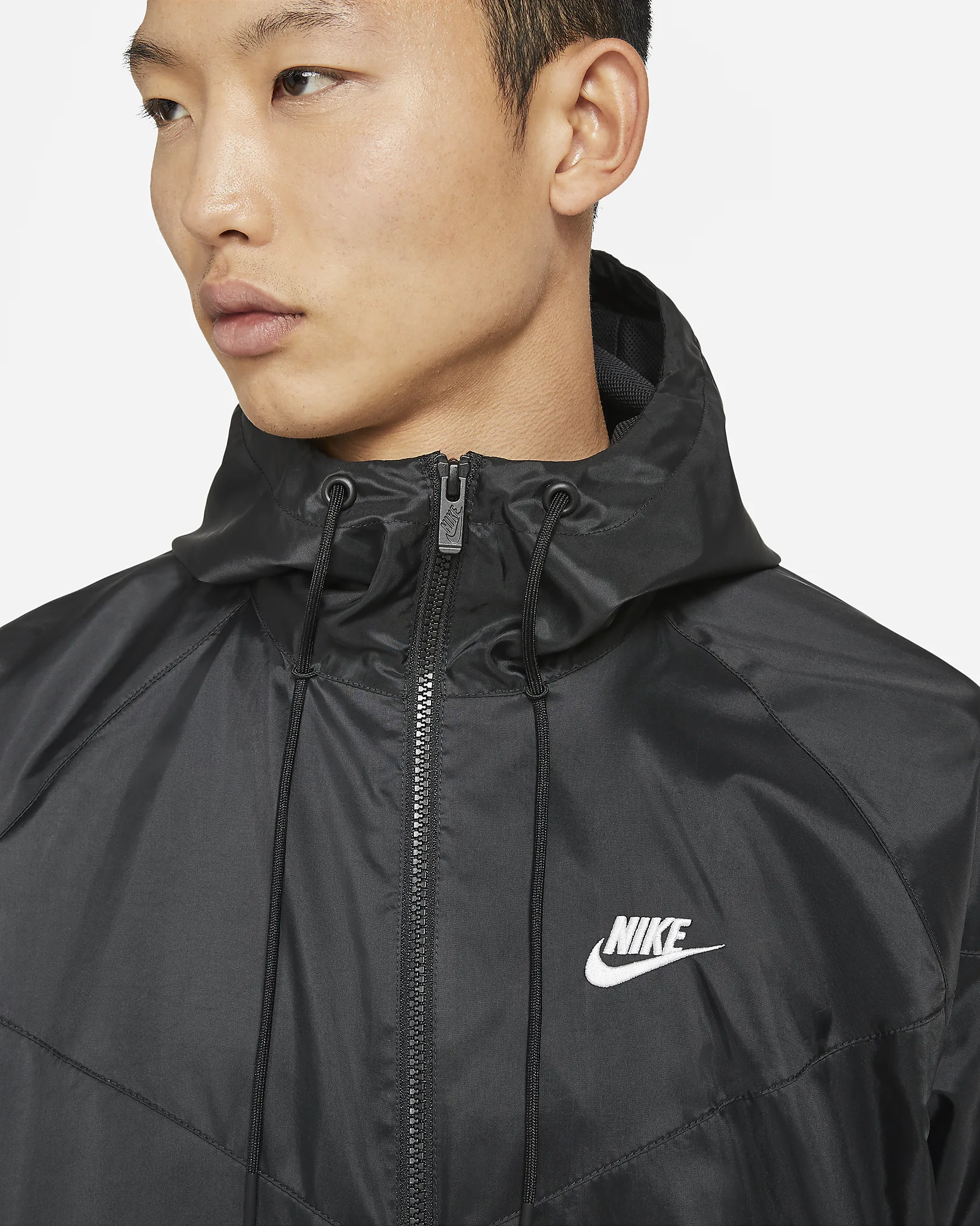 NIKE のフーデッドジャケット Sportswear Windrunner が特別プライスで発売