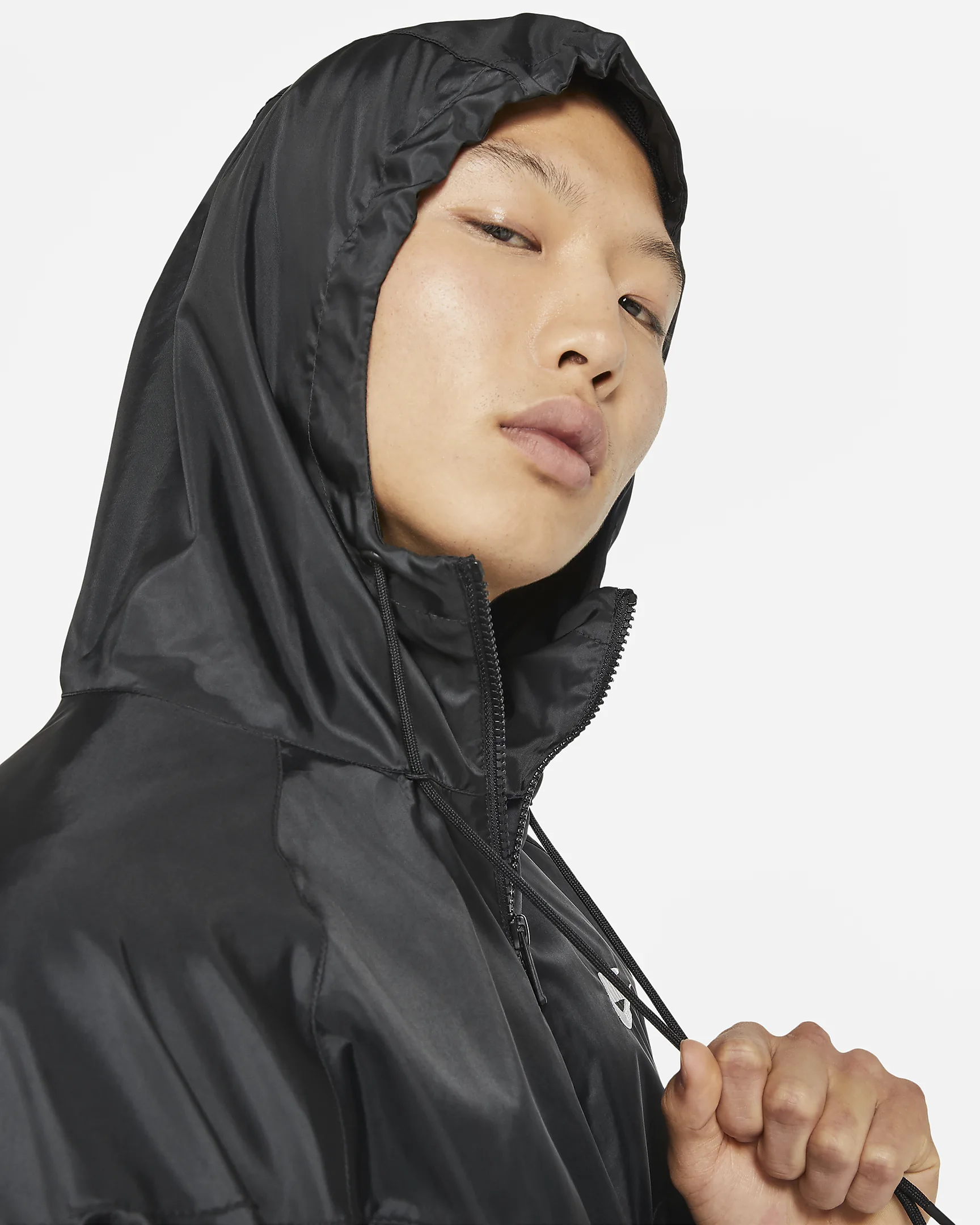 NIKE のフーデッドジャケット Sportswear Windrunner が特別プライスで発売