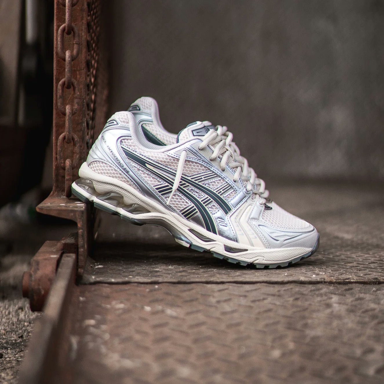 ASICS GEL-KAYANO 14 “Birch/Dark Pewter” が再販