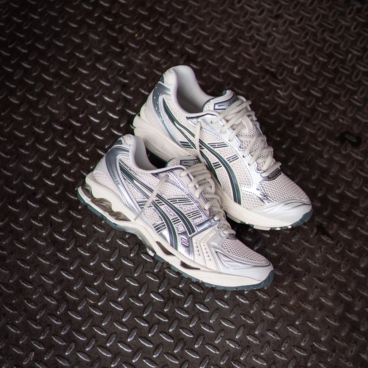 ASICS GEL-KAYANO 14 “Birch/Dark Pewter” が再販