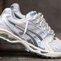 ASICS GEL-KAYANO 14 “Birch/Dark Pewter” が再販