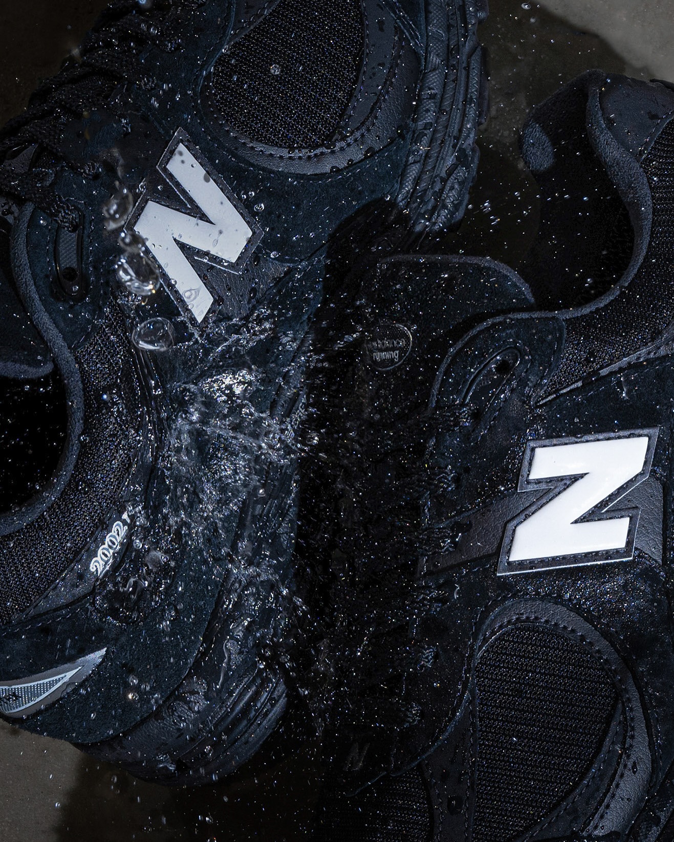 New Balance 2002R GORE-TEX® “Triple Black” の再販が決定