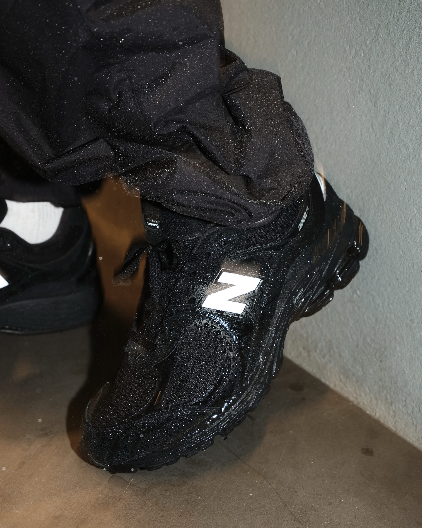 New Balance 2002R GORE-TEX® “Triple Black” の再販が決定
