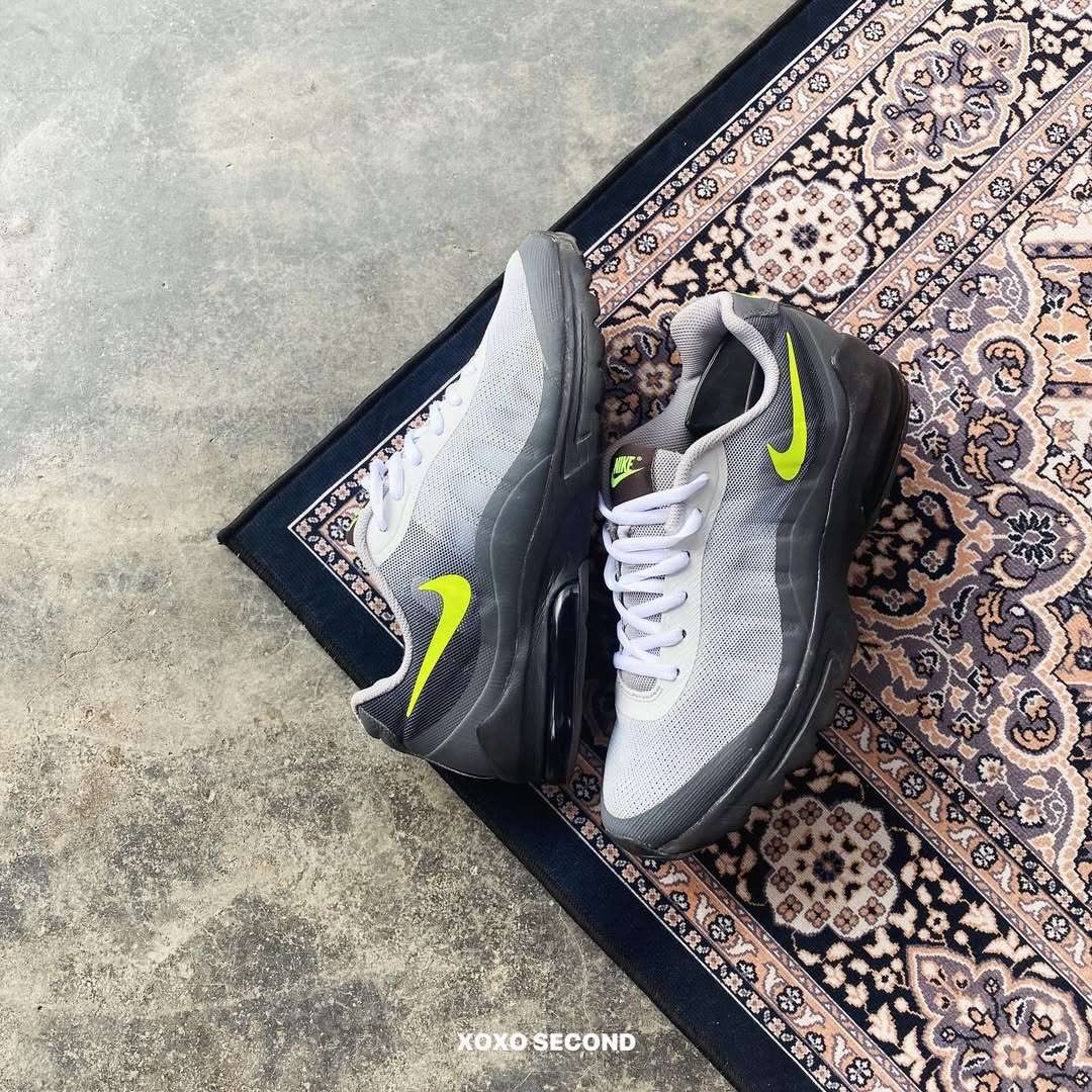 NIKE AIR MAX INVIGOR “Neon” の半額セールが開催