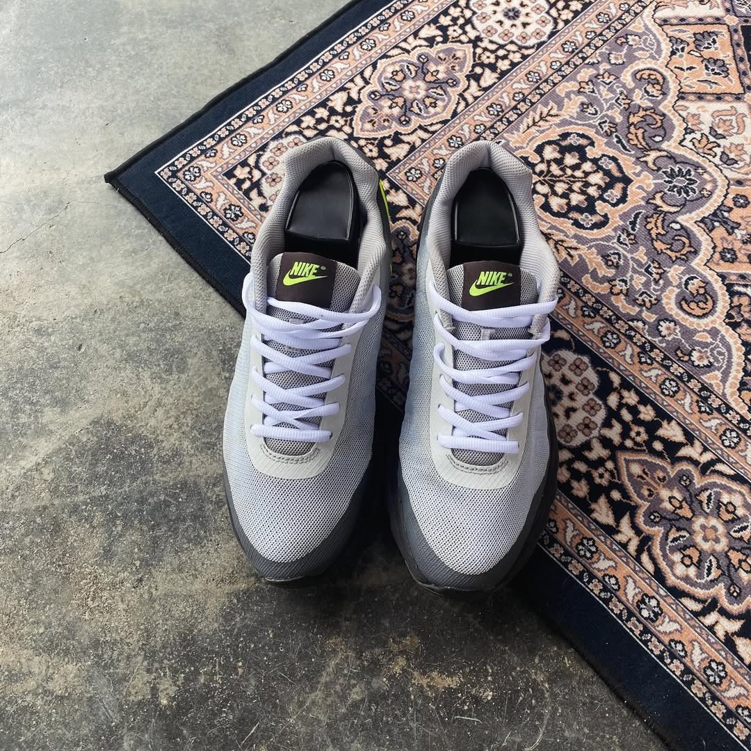 NIKE AIR MAX INVIGOR “Neon” の半額セールが開催
