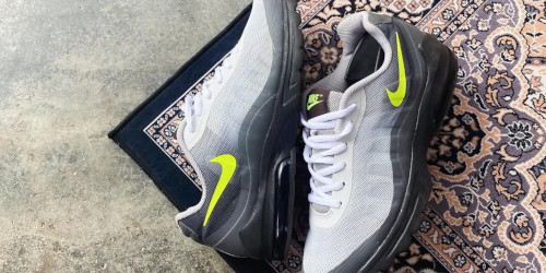 NIKE AIR MAX INVIGOR “Neon” の半額セールが開催