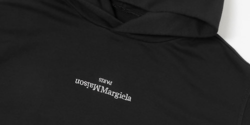 Maison Margiela ロゴフーディーが42％OFF セールで発売