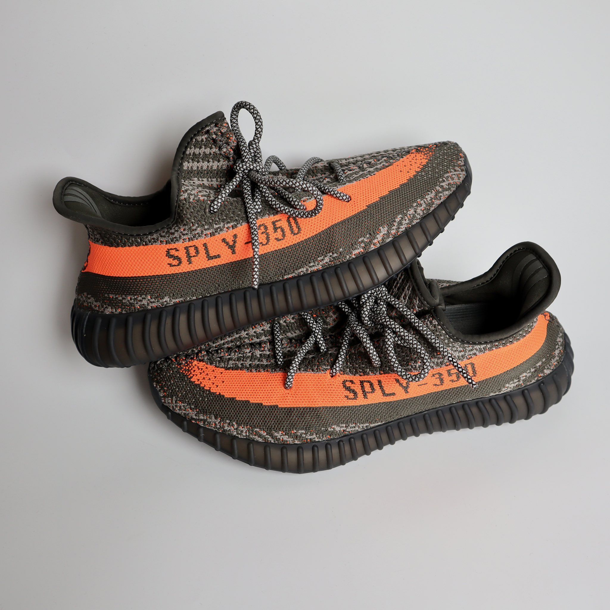 YEEZY BOOST 350 V2 “Carbon Beluga” が発売