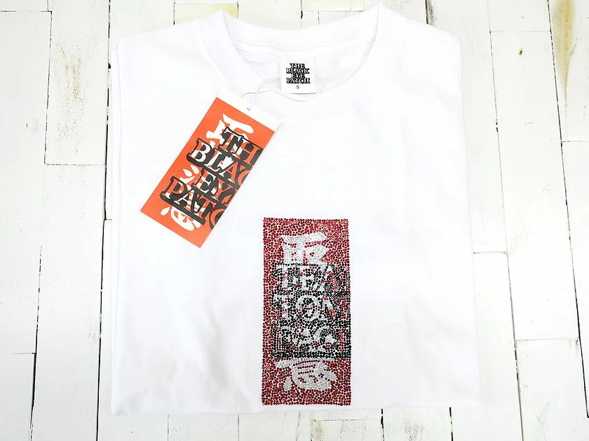 チーム友達 × BlackEyePatch の Rhinestone Tee が発売