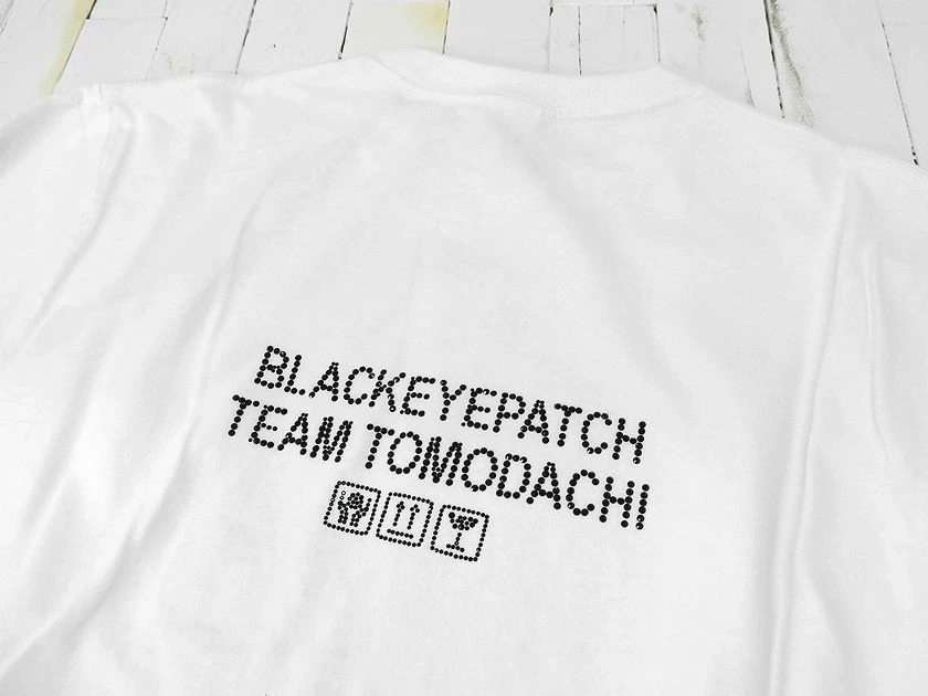 チーム友達 × BlackEyePatch の Rhinestone Tee が発売