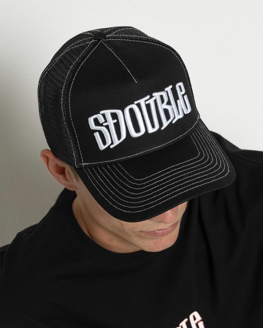 S/DOUBLE の Mid Block Curved Peak Trucker Cap が発売