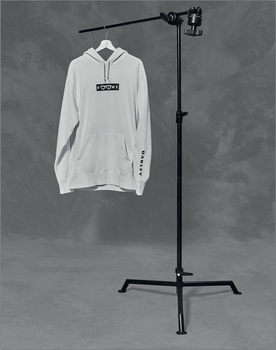 fragment design × OAKLEY のコラボフーディが半額で発売