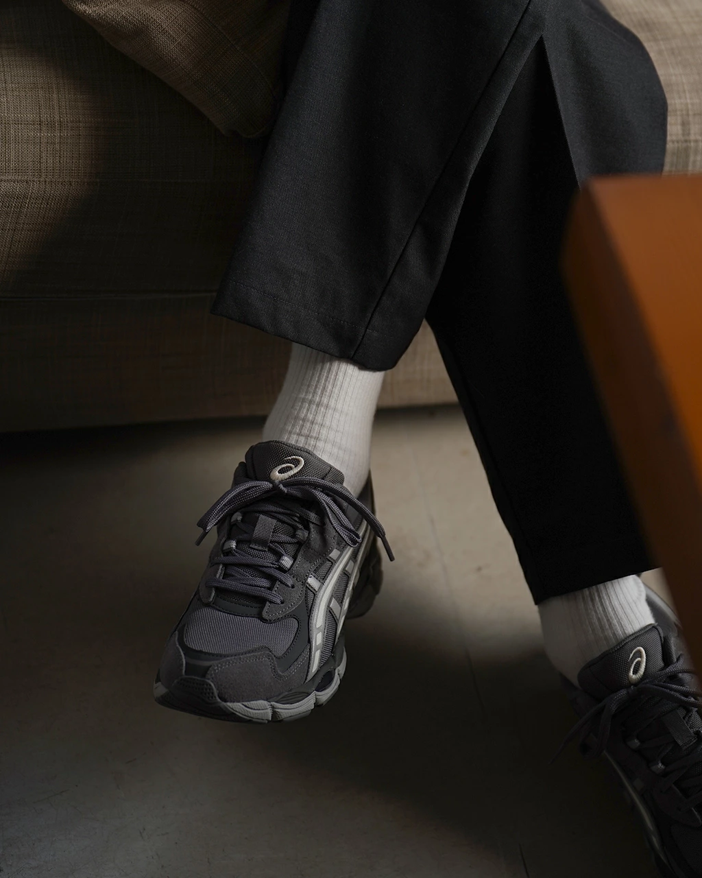 ASICS GEL-NYC 2055 “Carbon/Cement Grey” が発売 