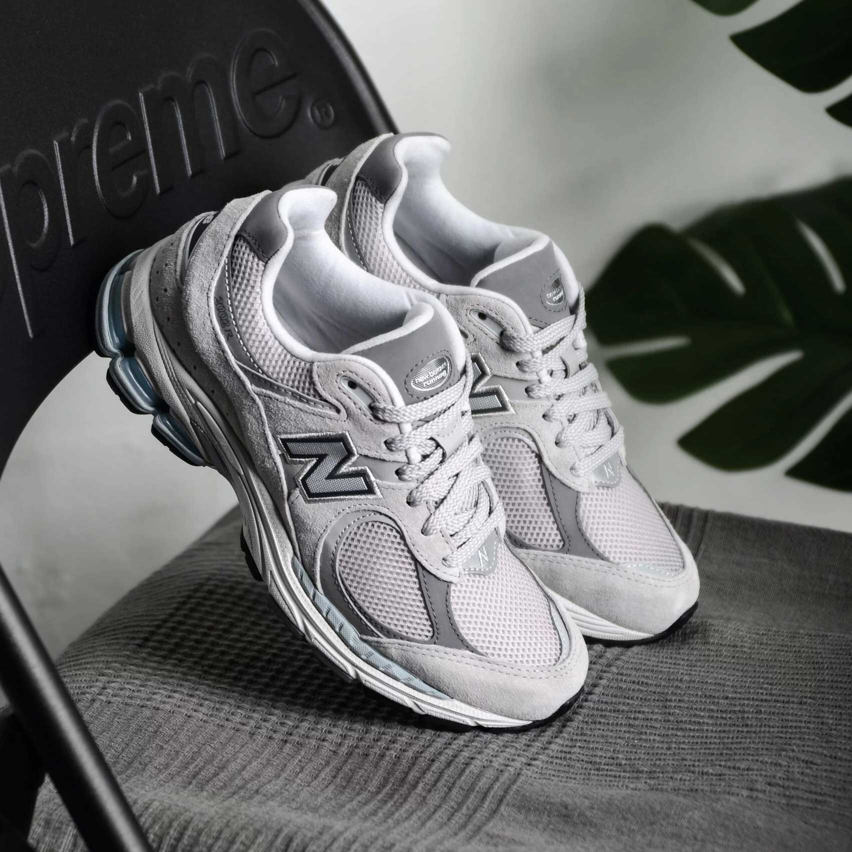 New Balance ML2002R0 “Gray”、M2002RCA “Navy” の30％OFF セールが開催