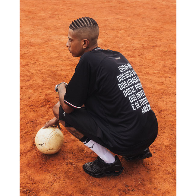 Mizuno の WAVE PROPHECY MORELIA NEO “Black” が再販