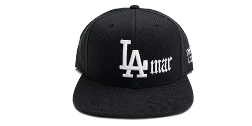 ケンドリック・ラマー の "Not Like Us" からインスパイアされた『Lamar Snapback Cap』が発売