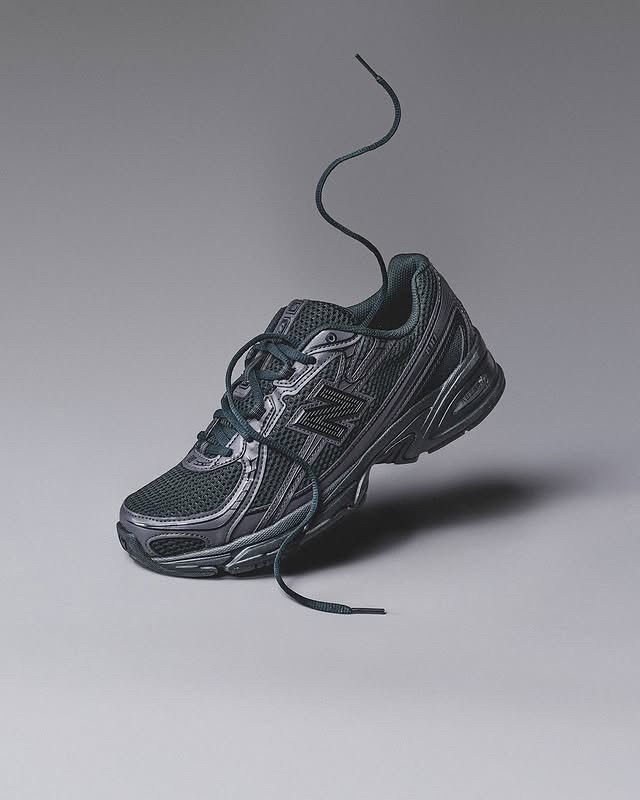 New Balance 740 “Triple Black” が発売