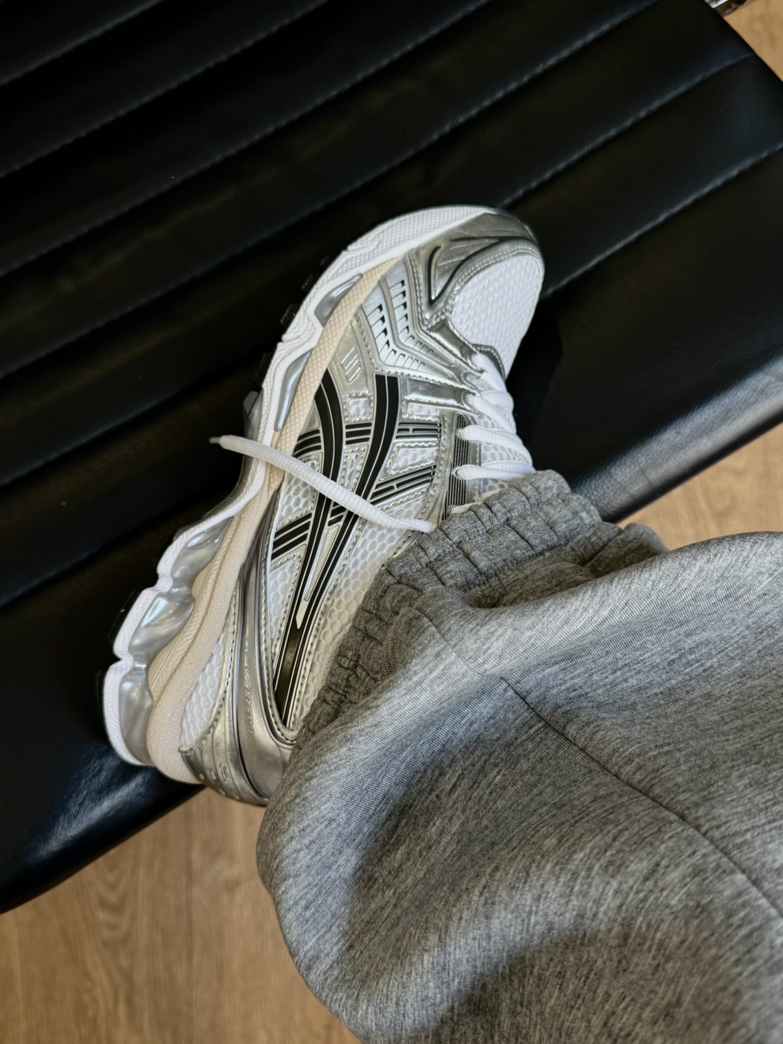 ASICS GEL-KAYANO 14 "White/Graphite Grey" が再販